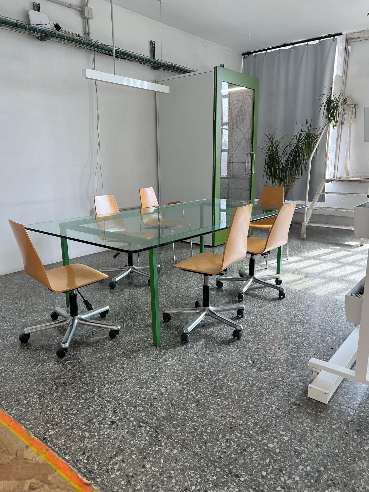 Sala de reuniones moderna con cabina acústica